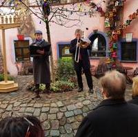 Bild vergrößern:Zum Chanukka-Fest am 03.12. spielte Stadtratsvorsitzender Andreas Schumann MdL im Innehof der Grünen Zitadelle (r.) 