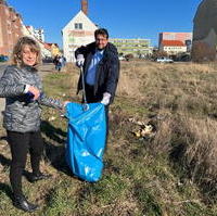 Bild vergrößern:Beim Start der Kampagne -Magdeburg putz sich. am 08.03.22 Karin Grasse (Wohnungsbaugenossenschaft Otto-von-Guericke) und Tobias Krull.
