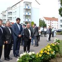 Bild vergrößern:Das Landeskommando Sachsen-Anhalt der Bundeswehr und die Landeshauptstadt Magdeburg hatten heute (20.07) zum stillen Gedenken an die Gedenkstele Hennig von Tresckow eingeladen. Bei der Gedenkveranstaltung hielt Bürgermeister Klaus Zimmermann ein Grußwort. Der Landtagsabgeordnete und CDU Kreisvorsitzende Tobias Krull wies in seiner Rede darauf hin, wie wichtig das Erinnern an den gebürtigen Magdeburger Henning von Tresckow ist. 