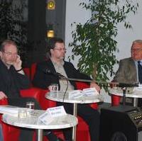 Bild vergrößern:Bei der Podiumsdiskussion zur Ausstellung -Die heile Welt der Diktatur? Herrschaft und Alltag in der DDR- der Ausstellungsmacher Dr. Stefan Wolle, Moderator Dr. Sascha Möbius und Stadtrat Hubert Salzborn (v.l.n.r.) 