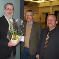 Bild vergrößern:Der Vorsitzende der Fraktion B90/Die Grünen Wolfgang Wähnelt erhält von den CDU/BfM-Stadträten Reinhard Stern und Wigbert Schwenke herzliche Glückwünsche zu seinem fünfzigsten Geburtstag (v.l.n.r.)