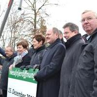 Bild vergrößern:Die offizielle Eröffnung der neuen Tramstrecke in Magdeburg-Reform. Den Startschuss gaben unter anderem der Minister für Landesentwicklung und Verkehr Thomas Webel (3.v.r.) und der stellv. Aufsichtsratsvorsitzende der MVB Stadtrat Gunter Schindehütte (r.)