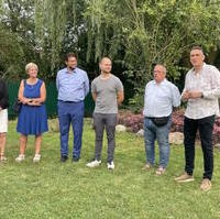 Bild vergrößern:Begrüßung beim gemeinsames Grillen von FDP und CDU am 20. August 2024.