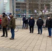 Bild vergrößern:Heute (16.01) Nachmittag gab es ein Gedenken am Mahnmal der zerstörten Synagoge mit anschließender Mahnwache. Dabei wurde an die Opfer von Rassismus und Antisemitismus  gedacht. Der Vorsitzende des Magdeburger Stadtrat Michael Hoffmann, Bürgermeister Klaus Zimmermann, Fraktionsvorsitzender Wigbert Schwenke und Gerhard Stehli waren bei der Gedenkveranstaltung anwesend.