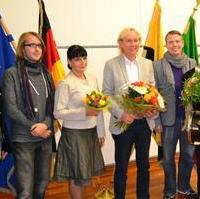Bild vergrößern:Heute wurde das Puppentheater Magdeburg offiziell zum Ehrenbotschafter ernannt. Gemeinsam mit Mitgliedern seines Ensembles nahm die Intendant Michael Kempchen (3.v.r.) die Ehrung entgegen. 