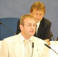 Bild vergrößern:Stadtrat Jens Ansorge spricht für die Fraktion CDU/Bund für Magdeburg bei einer aktuellen Debatte im Stadtrat. Im Hintergrund der 2. stellv. Stadtratsvorsitzende Andreas Schumann.  