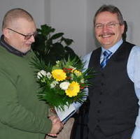 Bild vergrößern:Der Beigeordnete Klaus Zimmermann erhält zu seinem Geburtstag die herzlichsten Glückwünsche vom Fraktionsgeschäftsführer Reinhard Gurcke (v.r.)