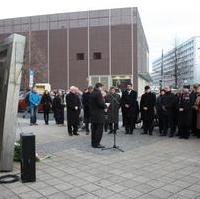 Bild vergrößern:Gedenkstunde am 9. November 2016 zur Erinnerung an die Reichspogromnacht am Mahnmal für die alte Magdeburger Synagoge 