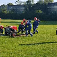 Bild vergrößern:Einige der Teilnehmer des Wettbewerbs Löschangriff Nass der Kinder- und Jugendfeuerwehren am 09.09.2023.