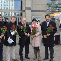 Bild vergrößern:Gemeinsam mit dem Ministerpräsidenten Dr. Reiner Haseloff (m.) verteilen die Magdeburger CDU-Landtagskandidaten Blumen zum Internationalen Frauentag