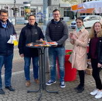 Bild vergrößern:Ein Teil der Besetzung des Infostandes in Sudenburg am 16. April 2022.