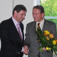 Bild vergrößern:Bernd Heynemann erhält vom CDU-Kreisvorsitzenden Jürgen Scharf Glückwünsche zu seiner Nominierung als Direktkandidat für den Landtagswahlkreis 10 (Magdeburg-Nord) (v.l.n.r.)