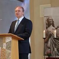 Bild vergrößern:Ministerpräsident Dr. Reiner Haseloff bei seinem Grußwort beim Festakt 1000 Jahre St. Sebastian.