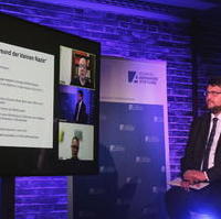 Bild vergrößern:Tobias Krull bei der Moderation einer Veranstaltung der Konrad-Adenauer-Stiftung am 23. Februar 2022.