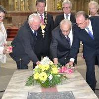 Bild vergrößern:Preisträger und Amtsträger legen vor der Verleihung des Kaiser-Otto-Preises gemeinsam Blumen am Grab von Otto dem Grossen im Magdeburger Dom nieder
