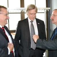 Bild vergrößern:Im Gespräch am Rande der September-Stadtratssitzung: Die Beigeordneten Klaus Zimmermann und Rainer Nitsche sowie Fraktionsvorsitzender Wigbert Schwenke MdL (v.l.n.r.)
