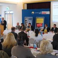Bild vergrößern:Das Podium beim 15. CDU-Landesausschuss der CDU Sachsen-Anhalt. Es spricht Ministerpräsident Dr. Reiner Haseloff MdL. 