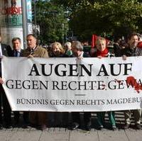 Bild vergrößern:Vertreter aller demokratischen Parteien, so auch CDU-Kreisvorsitzender Tobias Krull (l.), demonstrierten gegen eine Kundgebung der NPD