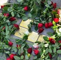 Bild vergrößern:In Magdeburg wurden erneut Stolpersteine in Erinnerung an die Opfer der NS-Dikatur verlegt. 