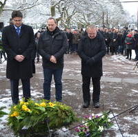 Bild vergrößern:Auf dem Magdeburger Westfriedhof wurde am 16. Januar 2017 mit einer Kranzniederlegung der Zerstörung am 16. Januar 1945 gedacht. Am Abend fand im Dom eine ökumenische Andacht statt. Um 21:28 Uhr läuteten viele Kirchen in der Stadt ihre Glocken. 