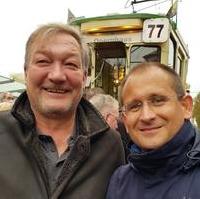 Bild vergrößern:Die Stadträte Stephan Papenbreer und Matthias Boxhorn bei der Wiederinbetriebnahme der Straßenbahnstrecke der MVB im Nordabschnitt Breiter Weg am 27. Oktober (v.l.n.r.).