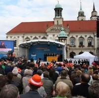 Bild vergrößern:Rund 6.000 Bürgerinnen und Bürger waren auf dem Alten Markt in Magdeburg um die Kanzlerin live zu sehen