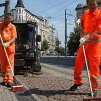 Bild vergrößern:Der CDU-Kreisvorsitzende und Vorsitzende der CDU-Landtagsfraktion Jürgen Scharf (r.) bei seinem Praktikum bei der Magdeburger Strassenreinigung 