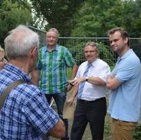 Bild vergrößern:Bei einem Vor-Ort-Termin verständigten sich u. a. der CDU-Stadtrat Daniel Kraatz (g.r.) und der Finanzbeigeordnete Klaus Zimmermann (2.v.r.) zur Zukunft der Kapelle in Rothensee