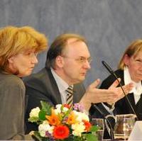 Bild vergrößern:Heike Ponitka (Amt für Gleichstellungsfragen LH Magdeburg/l.), Traudel Gemmer (Präsidentin von AMU Verband selbständiger Frauen in Sachsen-Anhalt/r.) und Minister Dr. Reiner Haseloff bei einem Forum im Rahmen der Frauenaktionstage 