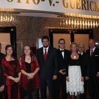 Bild vergrößern:Am Rande des CDU-Balls Ratsfraktionsvorsitzender Wigbert Schwenke MdL, Jürgen Scharf MdL, Andrea Schwenke, Dr. Claudia  und CDU-Kreisvorsitzender Tobias Krull, Bundestagskandidat Tino Sorge, CDU-Kreisgeschäftsführerin Doris Memmler, Europaabgeordneter Dr. Horst Schnellhardt und der Landwirtschaftsminister Dr. Hermann Onko Aeikens mit Gattin (v.l.n.r.)