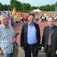 Bild vergrößern:Die Stadträte Gunter Schindehütte und Bernd Heynemann sowie Mathias Geraldy von der Stadtsparkasse Magdeburg unterstützten die kleinen Olympioniken bei der Löwenstarken Kinderolympiade 2013 (v.l.n.r.)