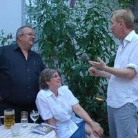 Bild vergrößern:Der Intendant des Magdeburger Puppentheaters Michael Kempchen (r.) im Gespräch mit der Familie Schwenke