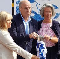 Bild vergrößern:Versenkung der Zeitkapsel für den Neubau des Nachwuchsleistungszentrum des 1. FCM mit OB Borris, FCM-Präsident Dr. Biastoch und Sportministerin Dr. Zieschang (v.l.n.r.)