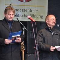 Bild vergrößern:Stadtratsvorsitzende Andreas Schumann und der CDU/FDP/BfM Ratsfraktionsvorsitzende ,Wigbert Schwenke MdL, bei ihrer Lesung aus den Erinnerung einer Holocaust-Überlebenden bei der Meile der Demokratie (.v.l.n.r.)