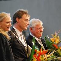 Bild vergrößern:Die Ministerin für Wissenschaft und Wirtschaft Prof. Dr. Birgitta Wolff übergab das Rektorat der Otto-von-Guericke-Universität an Prof. Dr.-Ing. Jens Strackeljan und bedanke sich bei seiner Magnifizenz Prof. Dr. Klaus Erich Pollmann für die erfolgreiche Etablierung der Universität in der internationalen Hochschullandschaft (v.l.n.r.)