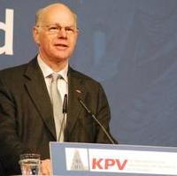 Bild vergrößern:Der Bundestagspräsident Prof. Dr. Norbert Lammert MdB spricht bei der Veranstaltung und formuliert unter anderem: Jede richtige politische Laufbahn beginnt in der Kommunalpolitik