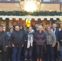 Bild vergrößern:Einige der Teilnehmer der gemeinsamen Glühwein-Aktion der Magdeburger Gastro Conzept GmbH und der Jungen Union Magdeburg am 14.12.17 für den guten Zweck