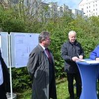 Bild vergrößern:Bei der offiziellen Einweihung der Hochwasserschutzanlage in Buckau am 24. April Stadtratsvorsitzender Andreas Schumann MdL, Oberbürgermeister Dr. Lutz Trümper, der Direktor des Landesbetriebs für Hochwasserschutz und Wasserwirtschaft Sachsen-Anhalt Burkhard Henning und die Ministerin Prof. Dr. Claudia Dalbert (v.l.n.r.)