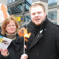 Bild vergrößern:Die CDU-Kreisgeschäftsführerin Doris Memmler und der Schatzmeister der Jungen Union Magdeburg Florian Bühnemann sind im Landtagswahlkampf stets engagiert (v.l.n.r.)