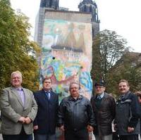Bild vergrößern:Stadtrat Hubert Salzborn, Landtagspräsident Dieter Steinecke MdL, Ratsfraktionsvors. Wigbert Schwenke MdL, Ratsfraktionsgf. Reinhard Gurcke und der Finanzbeigeordnete Klaus Zimmermann (v.l.n.r.) vor dem Originalteilstück der Berliner Mauer welches die Bild-Zeitung dem Land und der Stadt schenkte