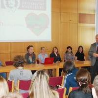 Bild vergrößern:Der Rektor der Otto-von-Guericke Universität Magdeburg Prof. Dr. Klaus Erich Pollmann (stehend) bei einer Pressekonferenz zur Vorstellung eines studentischen Projektes mit dem Titel: Wir lieben Magdeburg weil ....