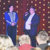 Bild vergrößern:Stadtrat Wigbert Schwenke MdL (mit Mikro) eröffnet die Vorstellung des Circus Smiley bei der die Kinder der Grundschule Grenzweg ihren Familien und Freunden die erlernten Zirkusnummern präsentierten. 
