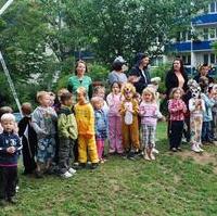 Bild vergrößern:Einige der Kinder und Erzieherinnen die bei dem Fest aus Anlass des vierzigsten Geburtag der Kindertageseinrichtung Knirpsenland mitwirkten