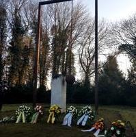 Bild vergrößern:Am 16. Januar fand auf dem Westfriedhof eine Kranzniederlegung in Erinnerung an die Opfer der Zerstörung Magdeburgs vor 75 Jahren durch alliierte Bomberangriffe statt.  