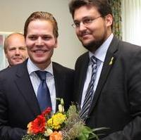 Bild vergrößern:Der CDU-Kreisvorsitzende Tobias Krull gratuliert Tino Sorgen zu dessen Nominierung als CDU-Direktwahlkreiskandidat für den Bundestagswahlkreis 69 (Magdeburg, Barby, Bördeland, Calbe und Schönebeck). Im Hintergrund der Wahlleiter Dr. Klaus Klang (v.r.n.l.)