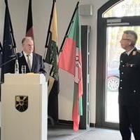 Bild vergrößern:Bei einer Festveranstaltung zum Gründungstag der Bundeswehr Ministerpräsident Dr. Reiner Haseloff MdL und Kommandeur des Landeskommandos Oberst Bernd Albers (v.l.n.r.)