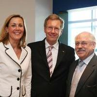Bild vergrößern:First Lady Bettina Wulff, Bundespräsident Christian Wulff und Europaabgeordneter Dr. Horst Schnellhardt am Rande des Besuch des Bundespräsidenten beim Europäischen Parlament (v.l.n.r.)