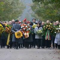 Bild vergrößern:Gedenkmarsch auf dem Westfriedhof anlässlich des Volkstrauertages 2013