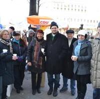 Bild vergrößern:Die Ministerin für Wissenschaft und Wirtschaft Prof. Dr. Birgitta Wolff (l.) bei ihrem Besuch am CDU-Infostand