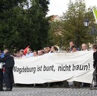 Bild vergrößern:Überparteilich wird gegen eine Veranstaltung der NPD in der Landeshauptstadt protestiert